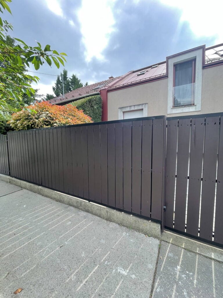 Fischer István utca - Kerítés fa elemek és zártszervény csiszolása, alapozása, festése 3 rétegben