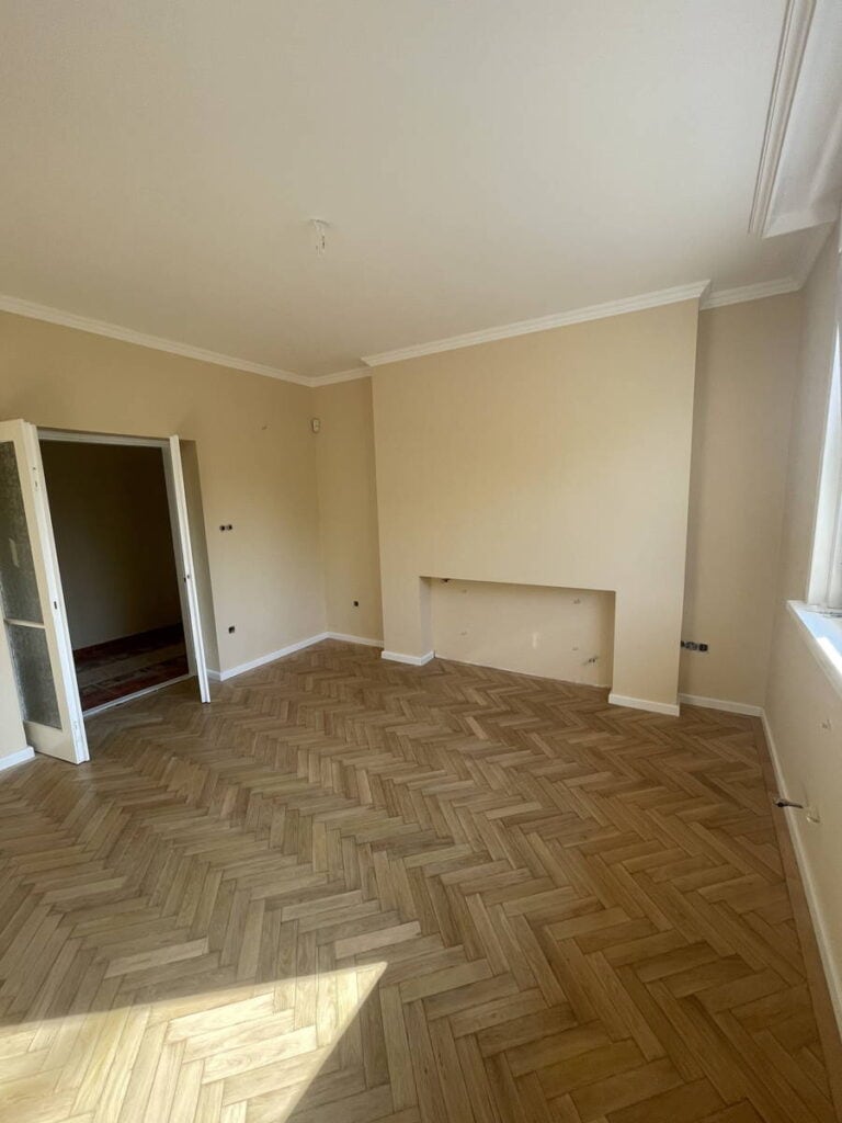 Gyömrő - Gyerekszoba ablak elkartonozása, teljes falfelület kaparása, glettelése, festése