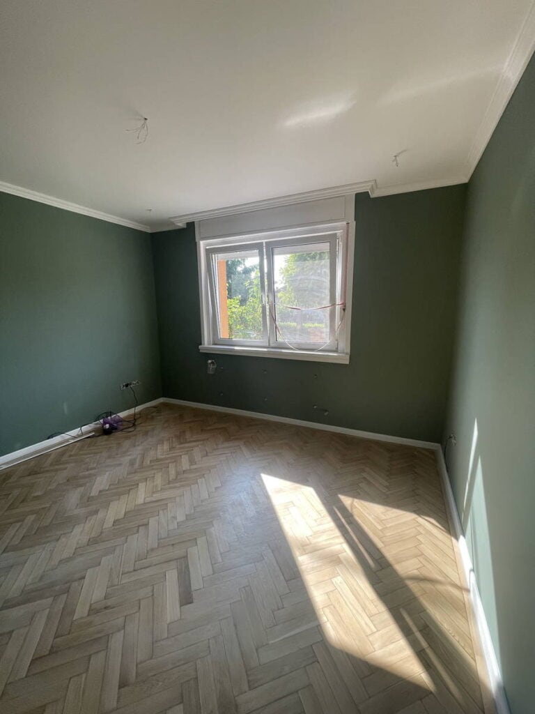 Gyömrő - Hálószoba teljes falfelület kaparása, glettelése, festése