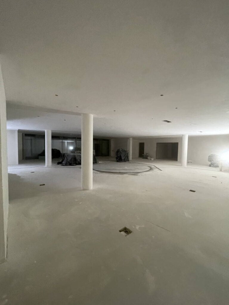 Máriaremete - 500m2 gipszkarton mennyezet glettelése Q4 minőségben